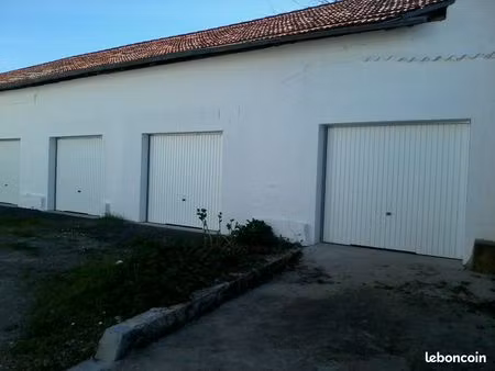 grand garage+ dépendance à louer