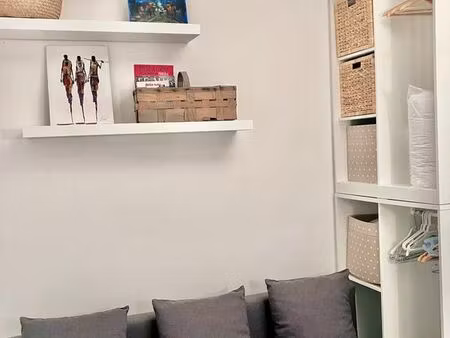 charmante studette vieux port dans un ancien couvent