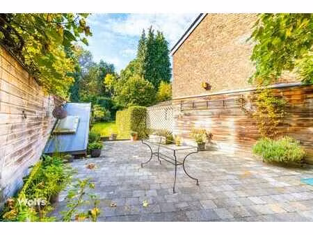 magnifique bâtisse en plein centre avec partie profess. !