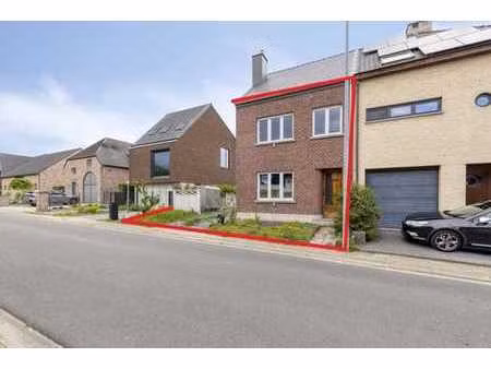 maison lumineuse à trois façades partiellement à rénover