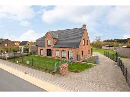 charmante villa met royale tuin op een uitzonderlijk perc...