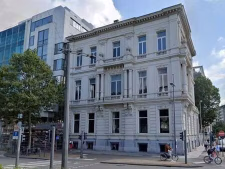 bureau rénové près de la banque nationale