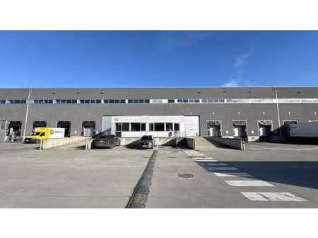 entrepôt avec bureaux dans le parc eigenlo à saint-nicolas