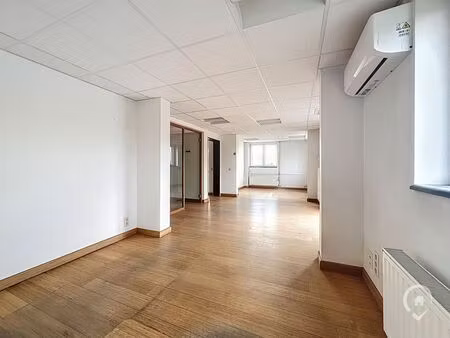 bureaux à louer à rue saint-jacques 300 dinant (vbd86688)