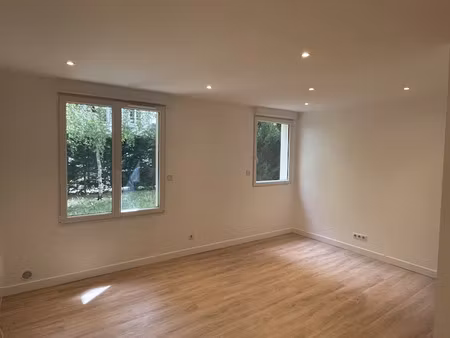 location locaux professionnels 19.94 m² à chantilly (60500)  930 €