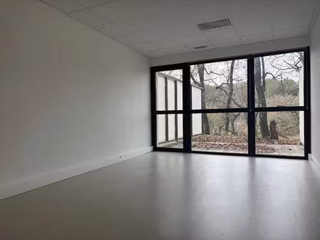 location locaux professionnels 23 m² à saint-cannat (13760)  605 €