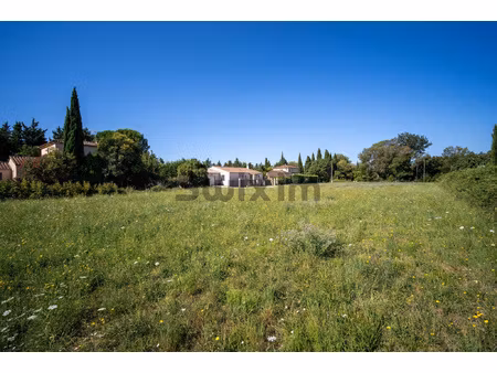 votre terrain à fontvieille  dans ce cadre de verdure