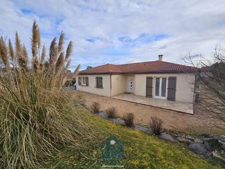 maison de plain-pied avec garages et dépendances