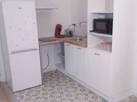 créon cœur de bastide – dans immeuble de caractère – appartement t2 meublé libre au 20 fév