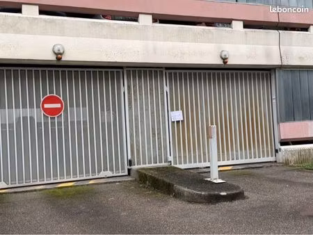 place de parking sous caméra