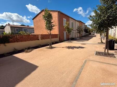 villa t4 avec jardin et parking à pechbonnieu