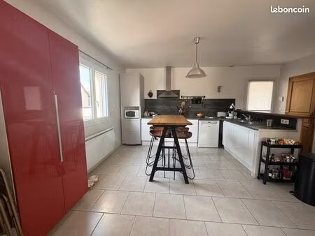 maison f4 avec petit jardin et stationnement