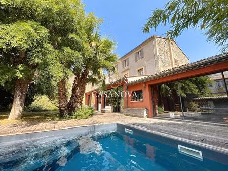 maison de caractere avec jardin et piscine. grand garage. centre-ville tous commerces....