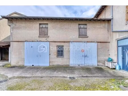 rare garage de belle dimension avec grenier en exclusivité