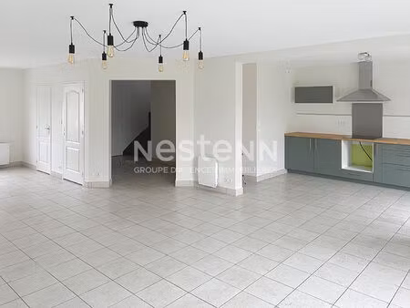 vivre au coeur de briollay : maison avec garage et jardin