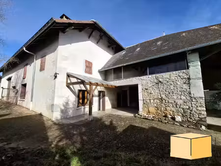 jolie corps de ferme sur la commune de saint martin de bavel