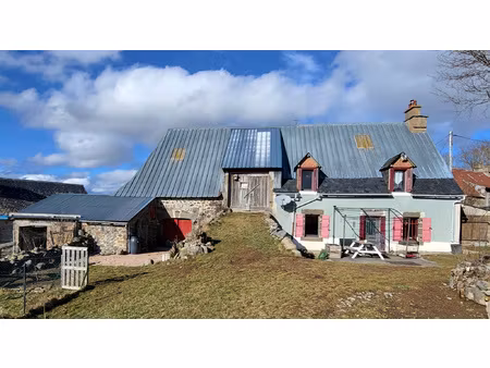 maison en pierres avec grange et étable  vue imprenable.