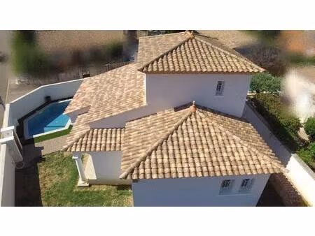 belle villa 4 faces spacieuse avec piscine et garage.