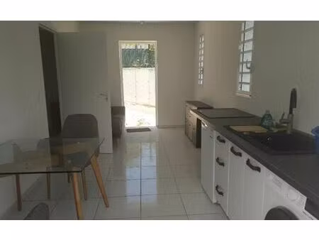 location appartement  m² t-2 à le gosier  750 €