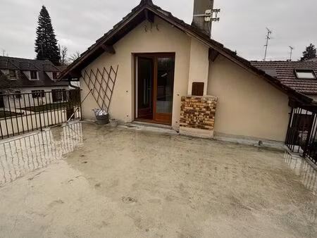 f2 avec terrasse proche gare