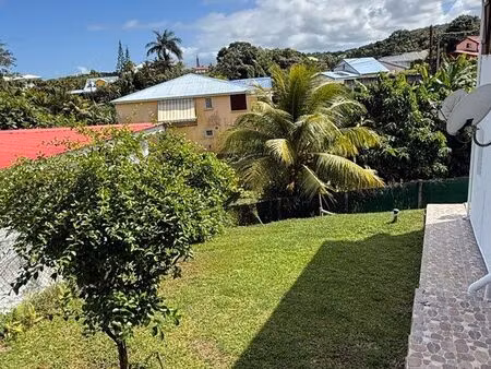 f2 en bas de villa – cadre calme et verdoyant à petit-bourg