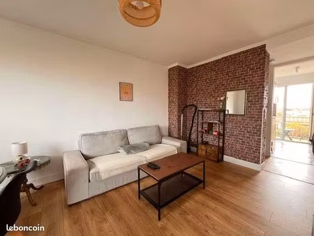 grand t4 avec 3 chambres entièrement meublé - 2 terrasses -cave - proche métro ligne a