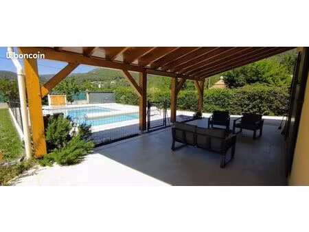 maison familiale récente avec piscine