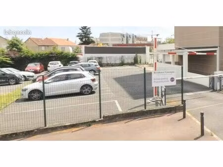 place de parking sécurisée à massy proche rer  bus