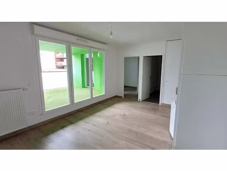 t2 avec balcon et parking à lormont