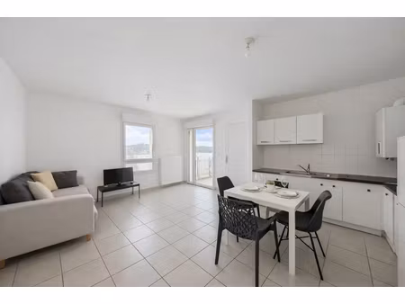 t2 lumineux avec balcon et parking en résidence sécurisée avec ascenseur