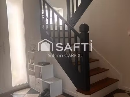 propriété lumineuse et décoration soignée et chaleureuse