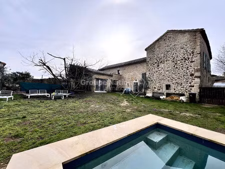 mas de village avec piscine et dépendances