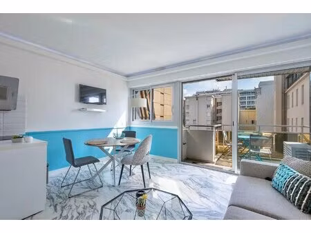 promenade des anglais  grand studio avec alcove couchage sur beau balcon et vue mer