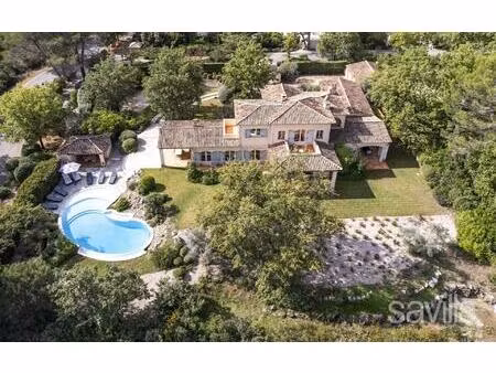 élégante villa dans le domaine de terre blanche.