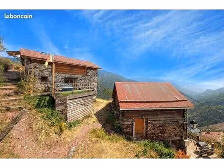 sur 2 829 m² de terrain - deux maisons en pierre et bois de 3 pièces chacune et une bulle