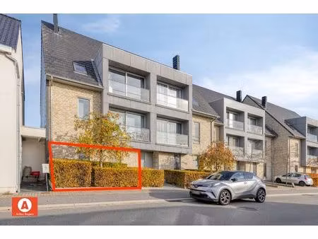 recent gelijkvloers appartement met tuin en parkeerplaats.