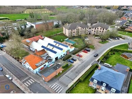 complex van assistentieflats met garages en bijgebouwen
