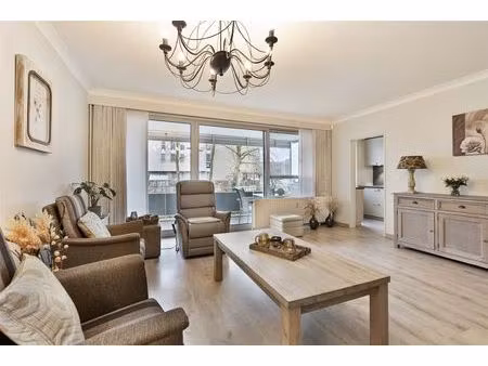 ruim gelijkvloers 2-slaapkamer appartement met overdekt terras  ondergrondse autostaanplaa