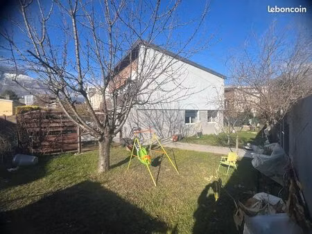 maison individuelle dans quartier résidentiel