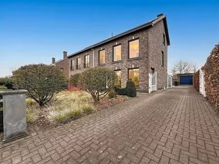 half open bebouwing met 3 slaapkamers en garage op perceel van 563m² in doodlopende straat