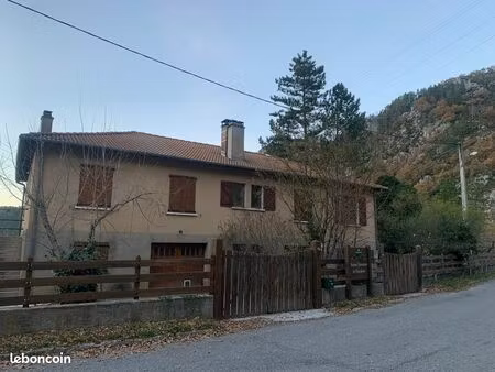 maison 4 pièces refait à neuf – garage  jardin – secteur calme castellane