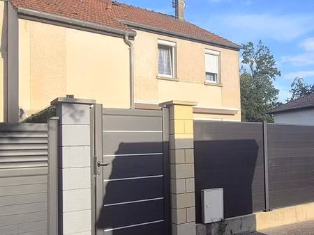 belle maison individuelle de 116 m² rénovée avec goût comprenant une cour  bureau  buander