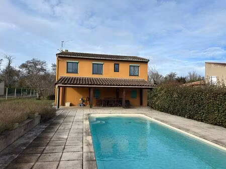 villa avec piscine et terrain