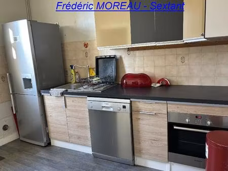 immeuble en plein centre ville avec local commercial et appartement t2 + jardin au calme