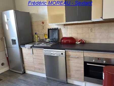 immeuble en plein centre ville avec local commercial et appartement t2 + jardin