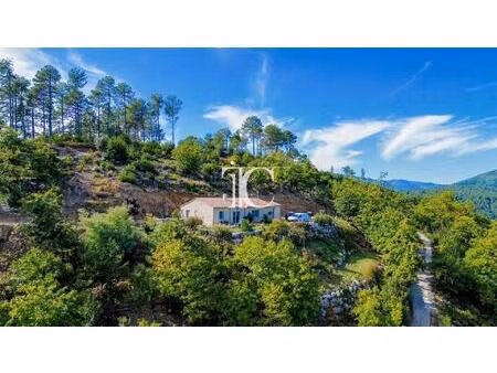 vue imprenable sur plus d'1 6 hectares de terrain