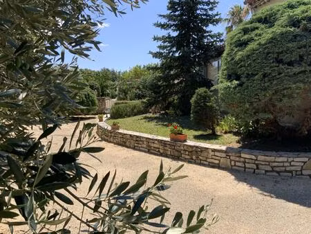 villa de plain pied sur un terrain de 2300 m2 avec piscine.