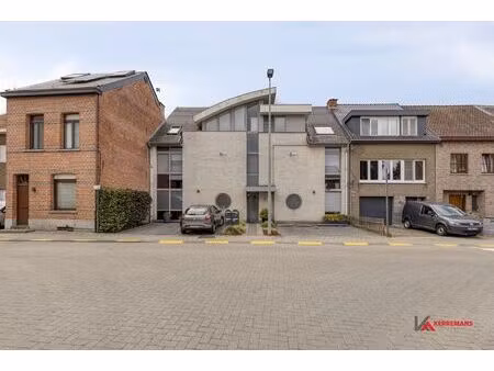 gelijkvloers appartement met 2 slaapkamers  tuin & garage.