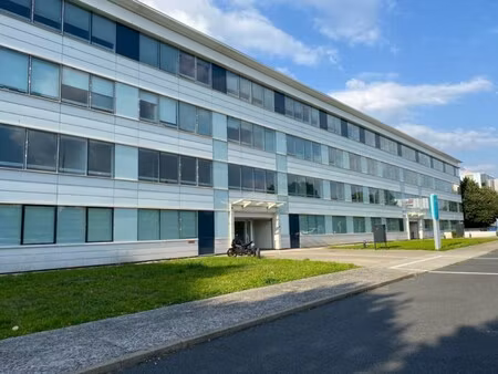 location local professionnel 2 200m²