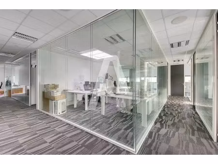 a louer : bureaux rénovés de 822m² aux portes de paris - de nombreux services disponibles 